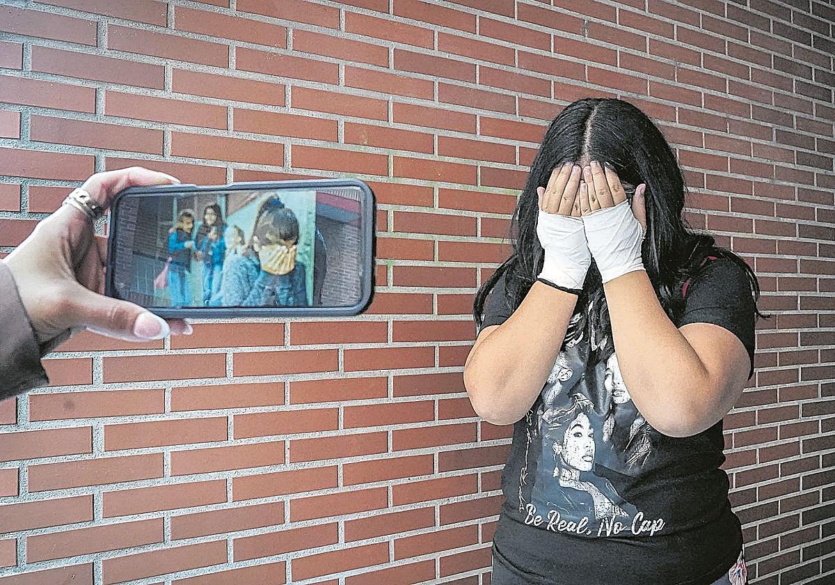 La menor lleva las manos vendadas a causa de la agresión de la que intentó zafarse.