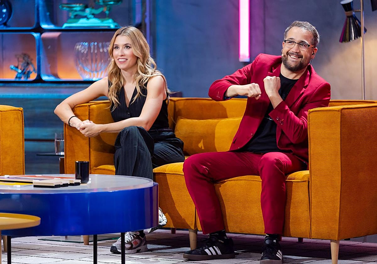 Eva Soriano and Aníbal Gómez, on the set of the programme.