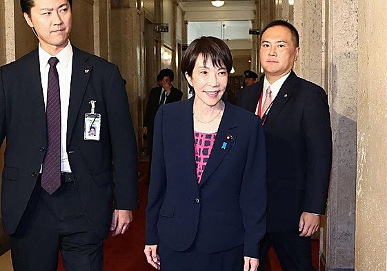 Sanae Takaichi al asistir este viernes en Tokio a la reunión con el líder de Komeito.