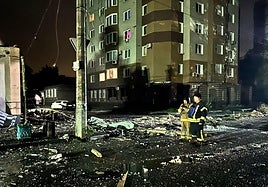 Miembros de los servicios de emergencia observan los daños causados por uno de los últimos ataques rusos.