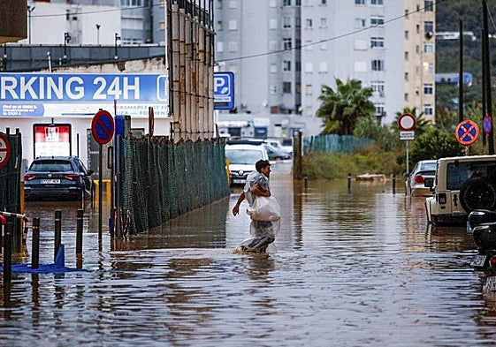 Hombre pasea por calles inundadas como consecuencia de la dana 'Alice'.