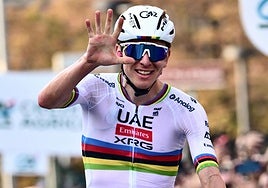 Pogacar celebra su quinta victoria en el Giro de Lombardía.