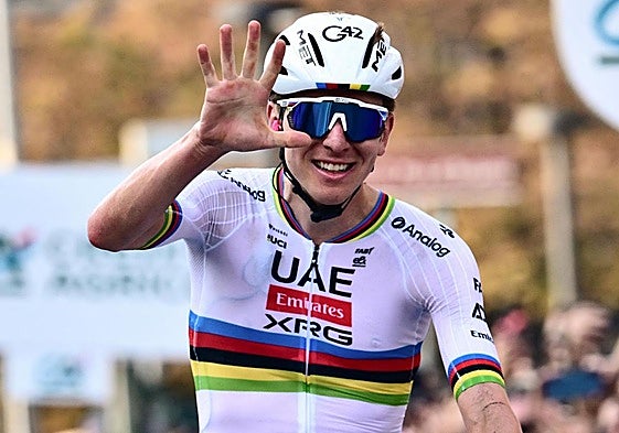 Pogacar celebra su quinta victoria en el Giro de Lombardía.