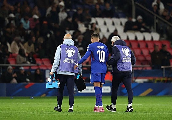 Kylian Mbappé se retiró del Francia-Azerbaiyán tras recibir un golpe en el tobillo.
