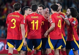 Los jugadores de España celebran el gol de Oyarzabal.