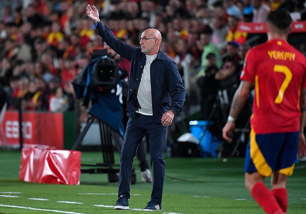 Luis de la Fuente da instrucciones durante el partido.