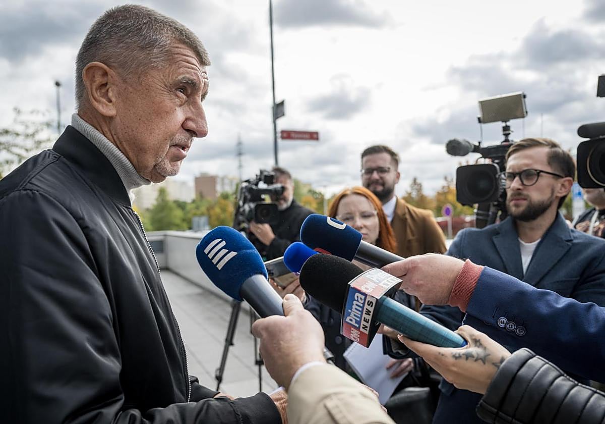 Andrej Babis conversa con periodistas frente a la sede de su partido.