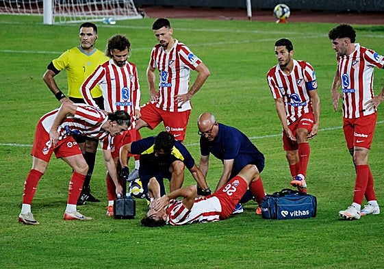 Ilias Kostis siendo atendido por el cuerpo médico del Atlético.