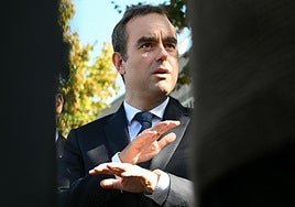 Sébastien Lecornu habla con la prensa tras visitar una comisaría de Policía en la periferia sur de París.