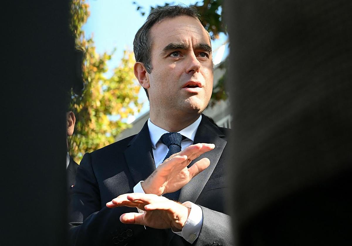 Sébastien Lecornu habla con la prensa tras visitar una comisaría de Policía en la periferia sur de París.