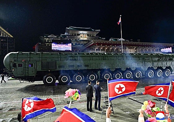 Imagen del nuevo misil balístico intercontinental Hwasong-20.