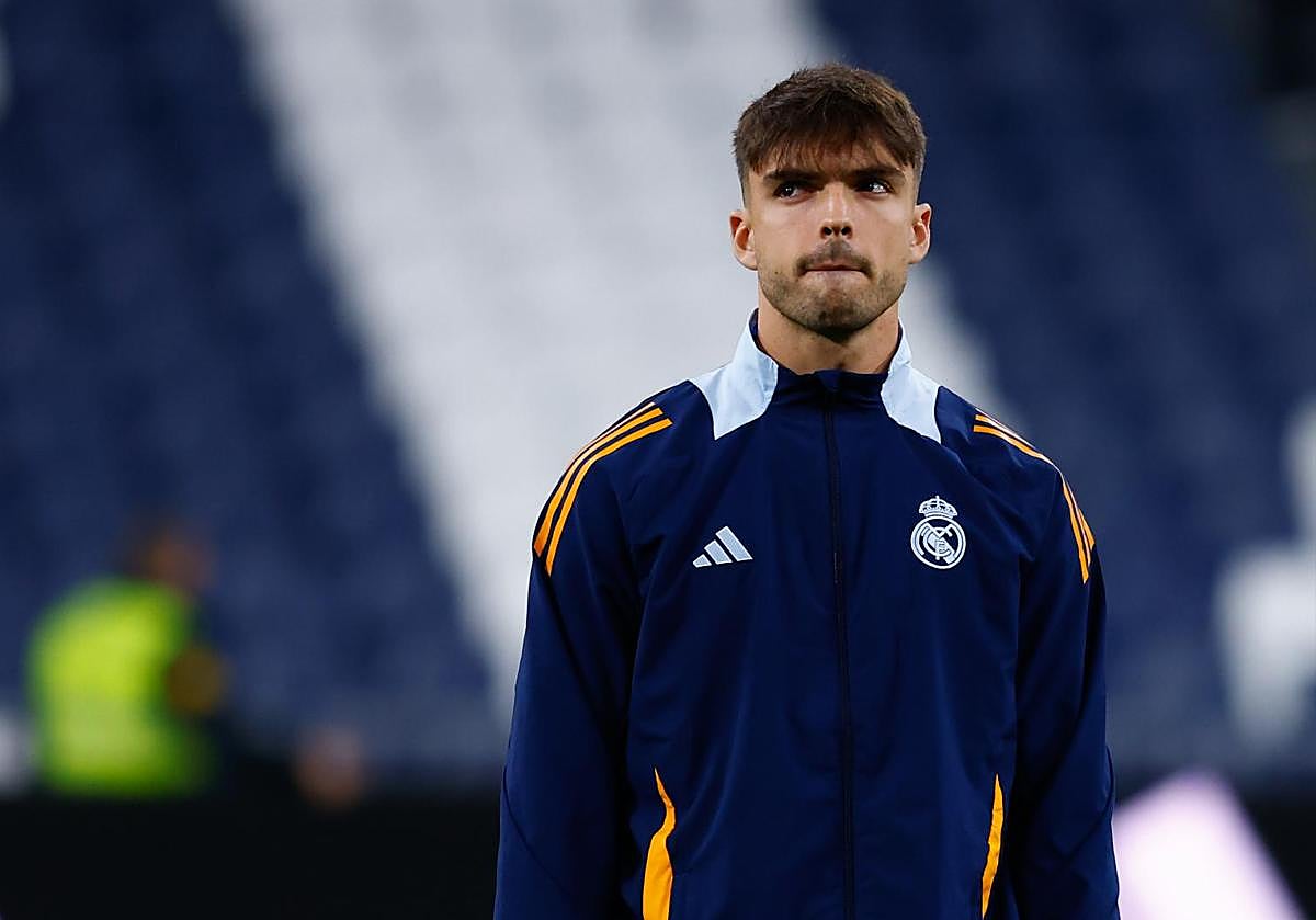 Raúl Asencio, antes de un partido con el Real Madrid.