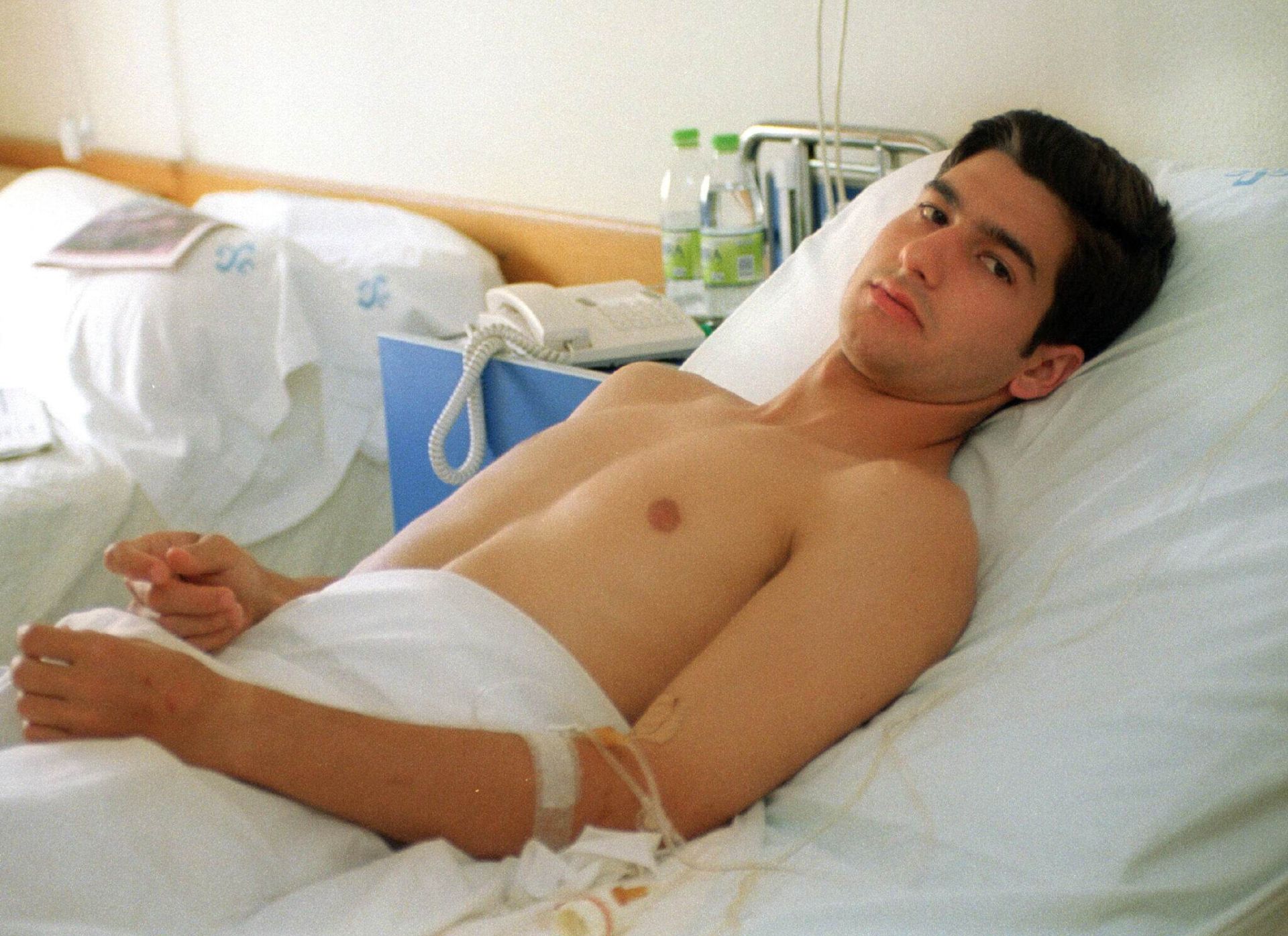 Morante de la Puebla , en la clínica sevillana donde se recuperó de la grave cornada en el año 2000.