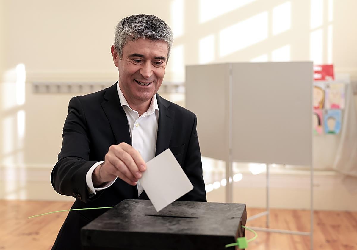 El secretario general del Partido Socialista, Jose Luis Carneiro, ya ha votado en Oporto.