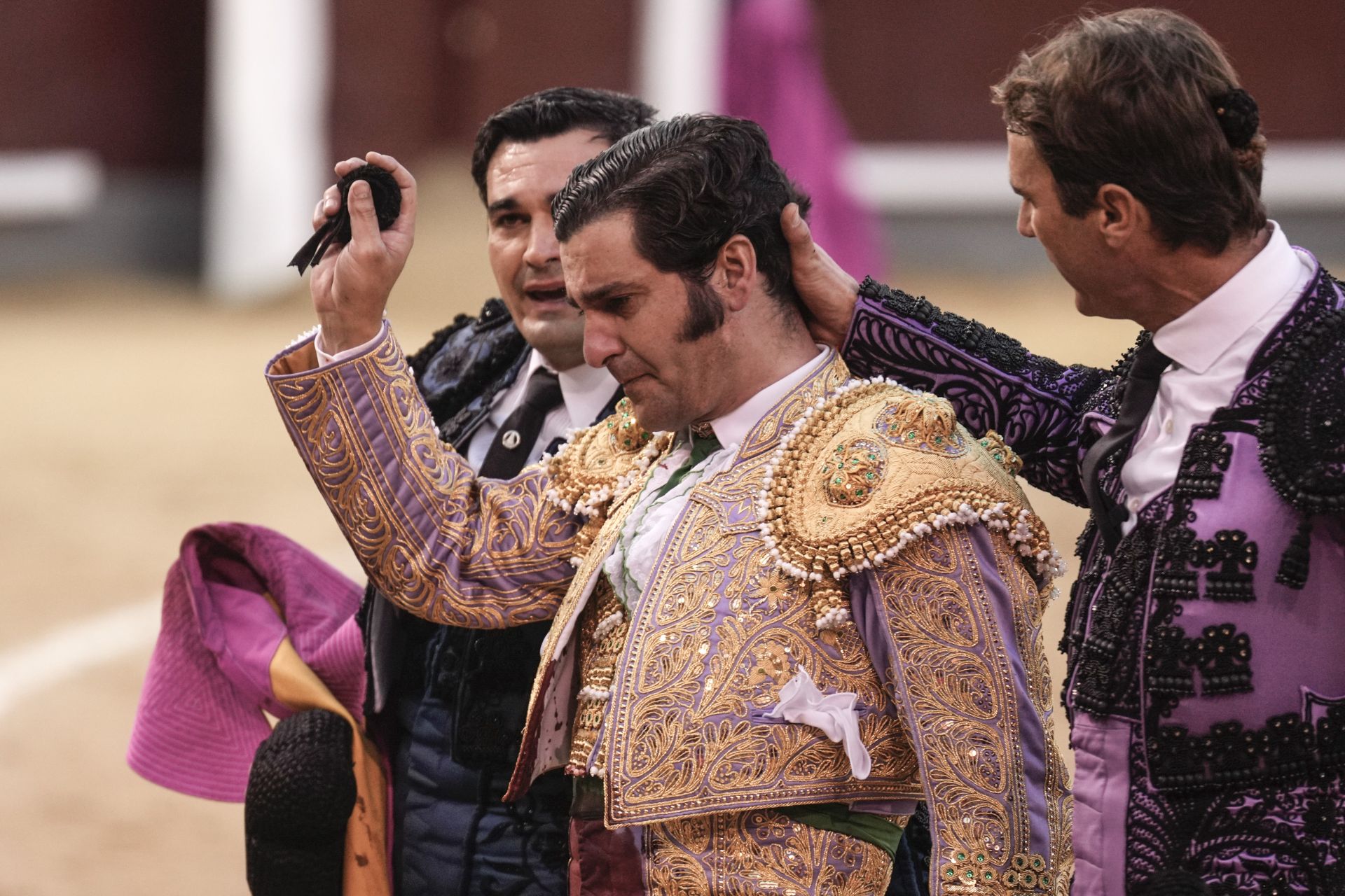 Morante de la Puebla, con la coleta en la mano derecha tras cortársela el 12 de octubre de 2025 en Las Ventas.