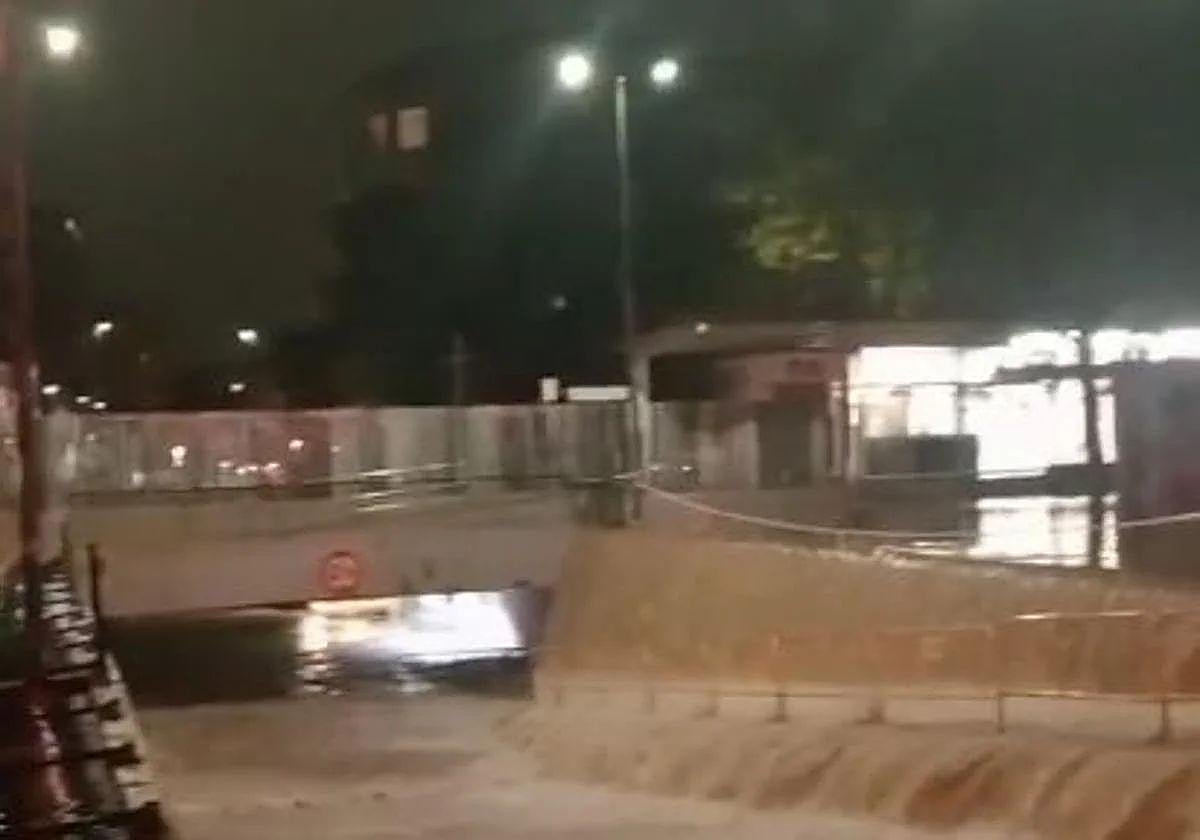 El barranco de la Saleta, desbordado a su paso por Aldaia.