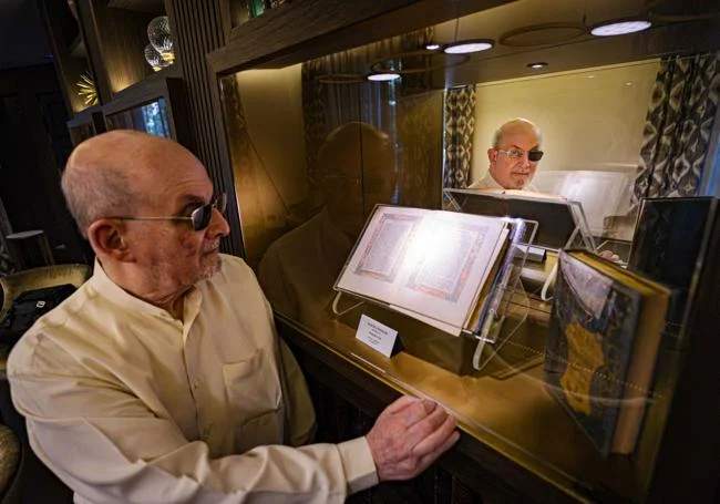 El reflejo de Rushdie, con un ejemplar de 'Cuentos de la Alhambra'.