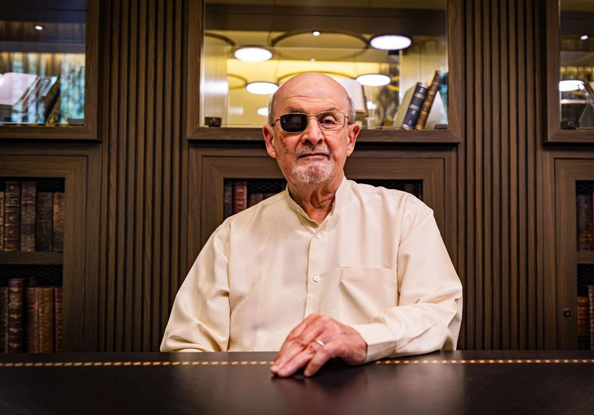 Salman Rushdie, en la biblioteca del Hotel Washington Irving de la Alhambra.