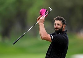 Jon Rahm se despide de los aficionados en el hoyo 18 del Club de Campo Villa de Madrid tras firmar su último birdie.