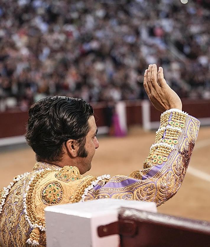 Imagen secundaria 2 - Varios momentos de la despedida de Morante de la Puebla. 
