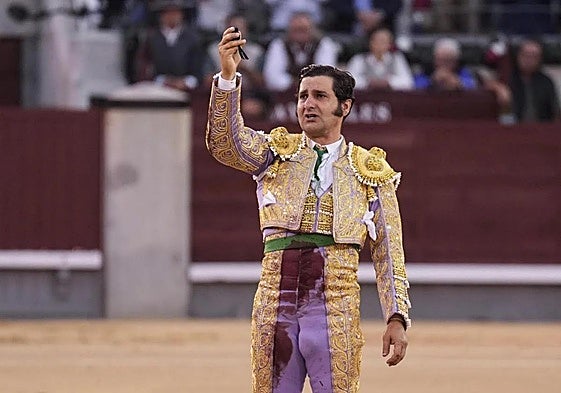 Morante de la Puebla, emocionado, se despide en el centro del ruedo de Las Ventas con la coleta en la mano.