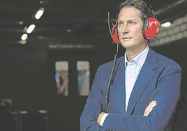 Jon Elkann, presidente de Ferrari, durante el Gran Premio de Hungría de Fórmula 1.