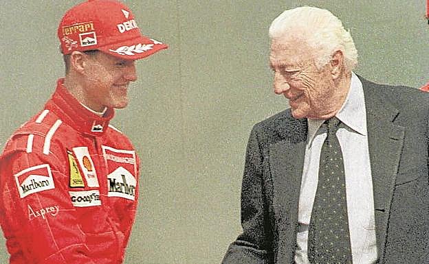 Schumacher estrecha la mano de Agnelli en una imagen de archivo de 1996.