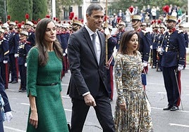La Reina Letizia, junto a Pedro Sánchez y Margarita Robles, a su llegada al Desfile.
