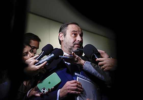 El exministro de Transportes José Luis Ábalos atiende a la prensa en el Congreso.