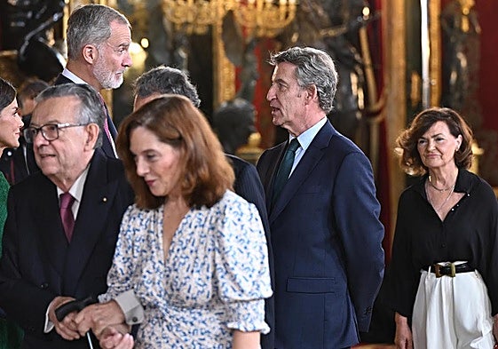 El rey Felipe VI saluda al líder del Partido Popular (PP), Alberto Núñez Feijóo.