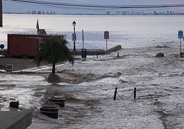 La rambla desaguando en el Mar Menor este sábado, en Los Alcázares.