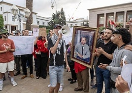 Un grupo de jóvenes manifestantes reclama mejoras en Marruecos.