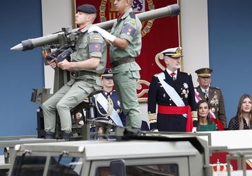 El desfile militar por el Día de la Hispanidad, en imágenes