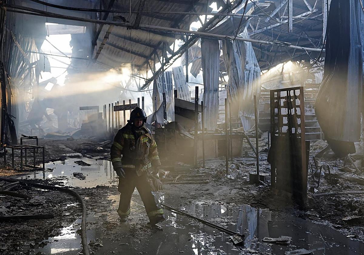 Un bombero recorre un centro comercial destrozado en la región ocupada de Donetsk.