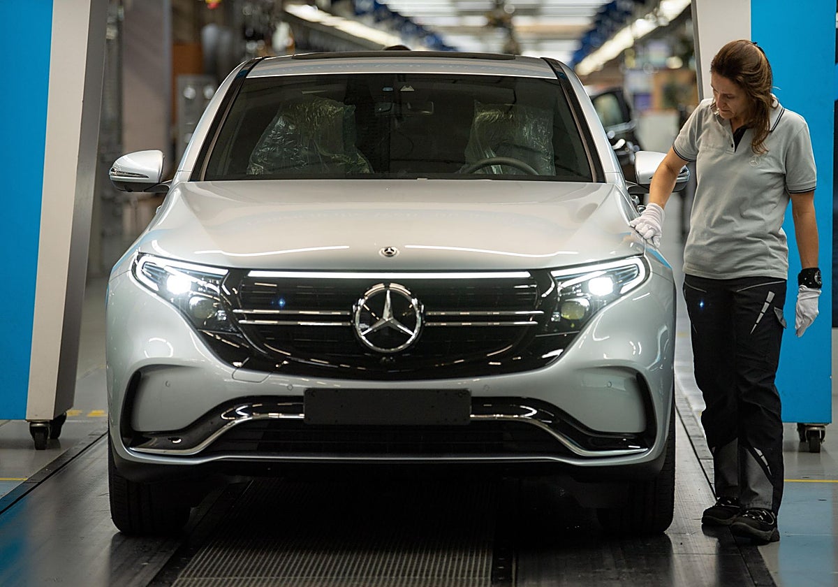 A worker at the German factory of the Mercedes-Benz GLC