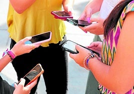 Europa retrasa la votación sobre 'Chat Control': la polémica propuesta que vigilará las conversaciones en los móviles