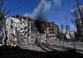 Ataque ruso contra edificios residenciales en Kostiantynivka.