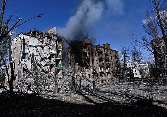Ataque ruso contra edificios residenciales en Kostiantynivka.