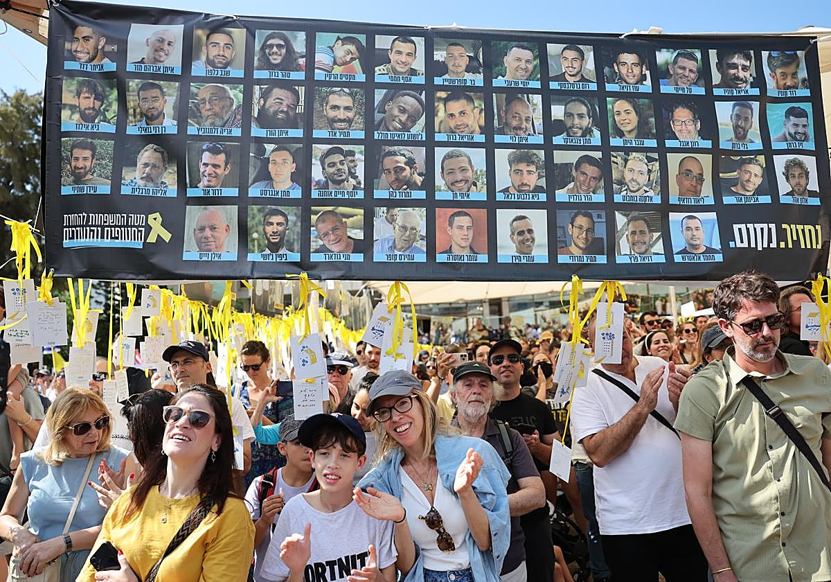 Familiares de los rehenes, mientras esperaban su liberación.