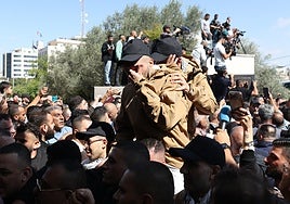 Presos palestinos recibidos por una multitud.