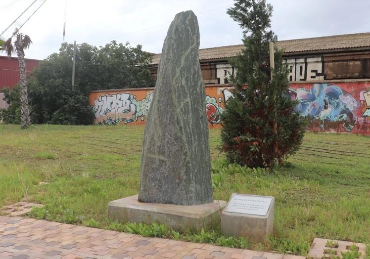 Monolito en recuerdo de Loli Paul Sesé junto al pantalán donde fue hallado su fémur.