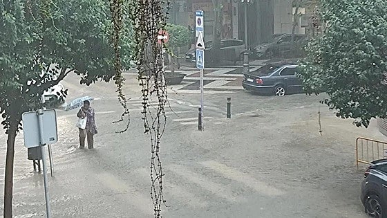 La alerta roja de la Aemet llega con Gandia paralizada por lluvias torrenciales con colegios y hospitales inundados