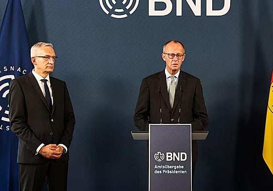 Martin Jäger escucha al canciller alemán Friedrich Merz en un discurso en la agencia de Inteligencia.