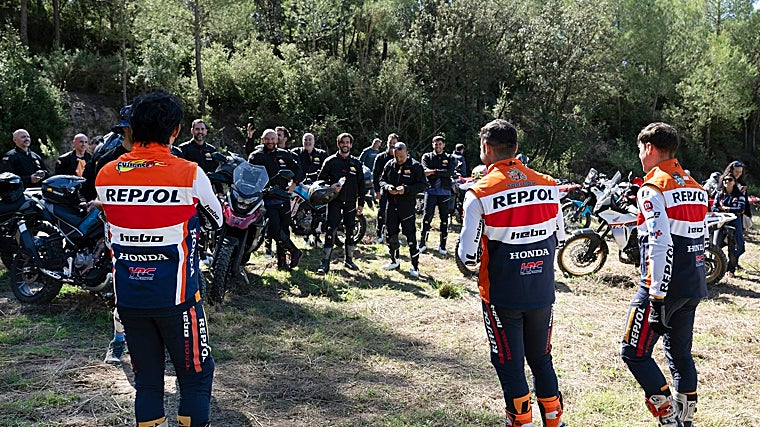 Los pilotos del Repsol Honda HRC durante las explicaciones