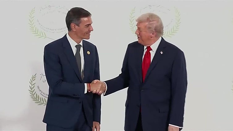 Pedro Sánchez saluda a Doanld Trump en la cumbre celebrada en Egipto