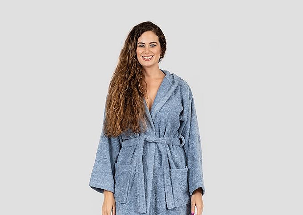 Imagen secundaria 1 - Este albornoz de algodón unisex de TRAMAS+ es perfecto para ti o para un regalo