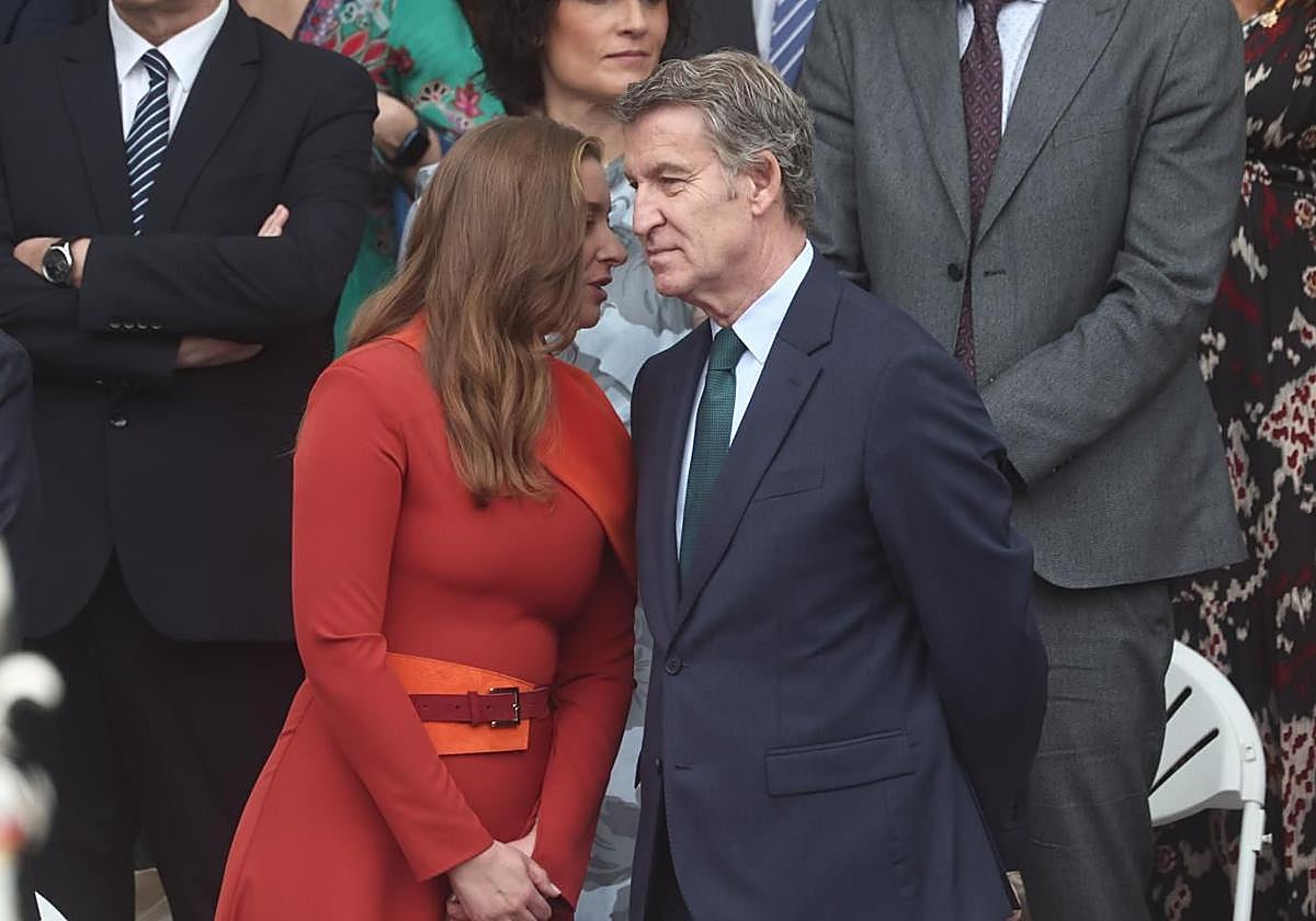 l presidente del Partido Popular, Alberto Núñez Feijóo, y la portavoz del PP en el Congreso, Ester Muñoz, durante el desfile del 12-O.