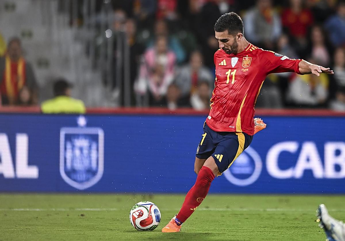 Ferran chuta un penalti en el encuentro contra Georgia.