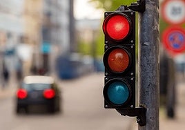 Captan mediante imagen a los vehículos que se saltan la señal en fase roja