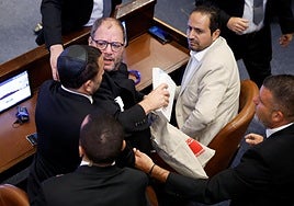 Imagen de uno de los parlamentarios expulsados del Knéset.